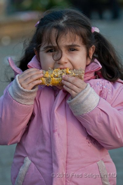 20100403_184010 D300.jpg - Girl eating sweet corn